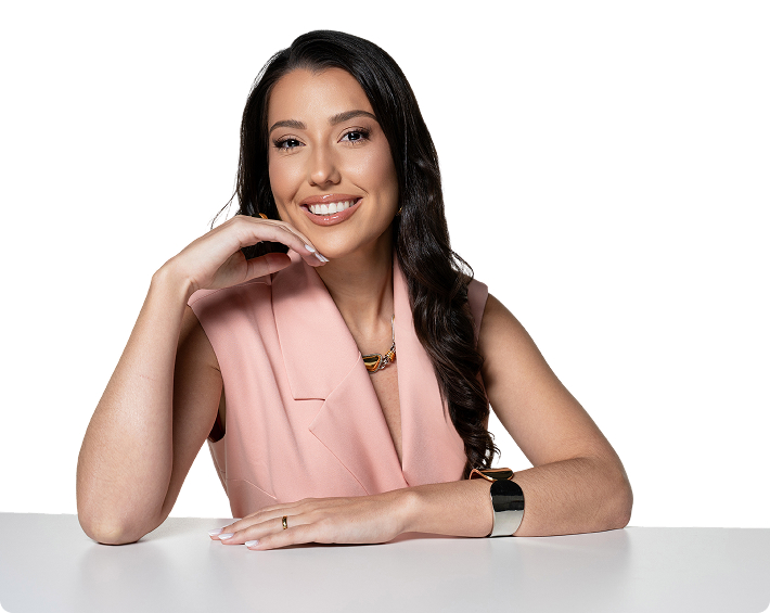 Dra. Carla Kurcrevski em seu consult&oacute;rio